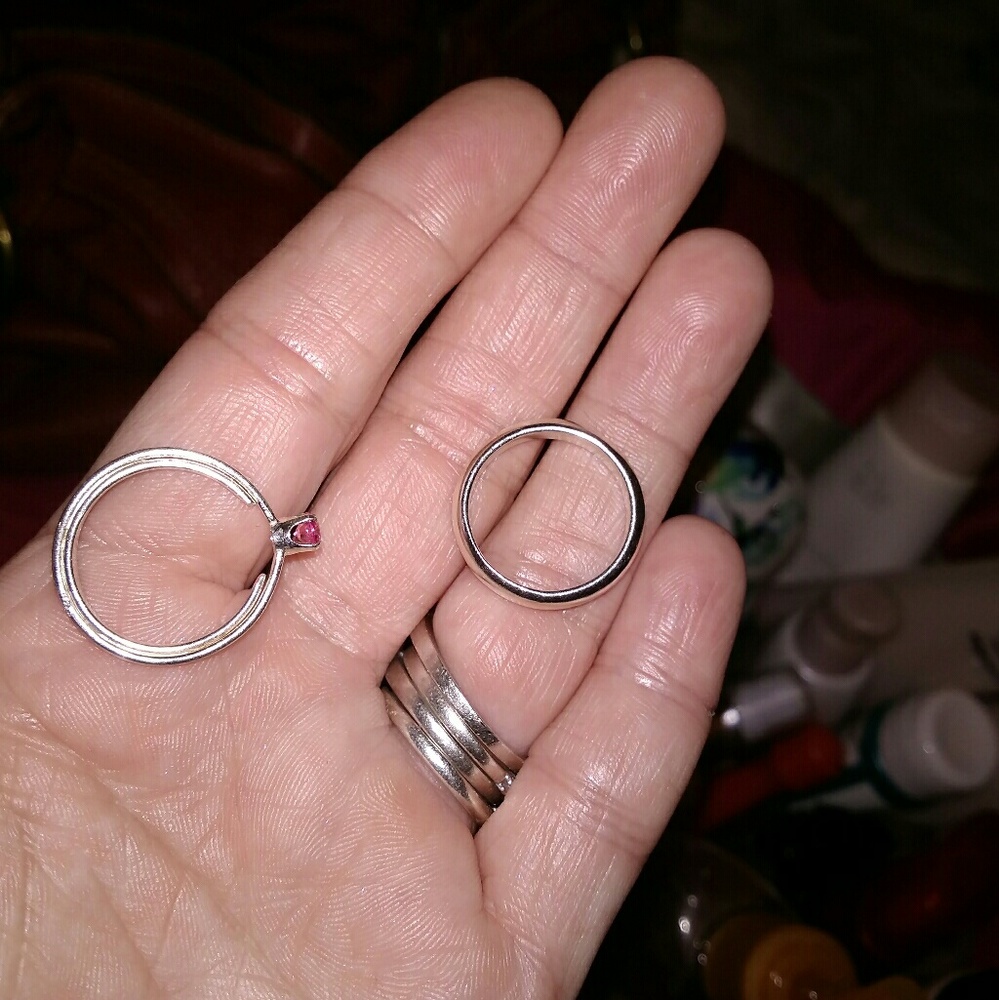 2 silver Rings - Picture 2 of 3